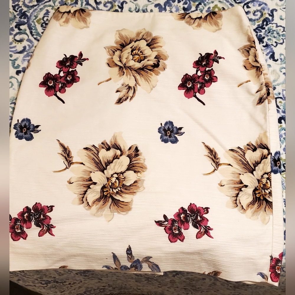 Ann Taylor Cream Floral Pencil Skirt - Picture 2 of 5
